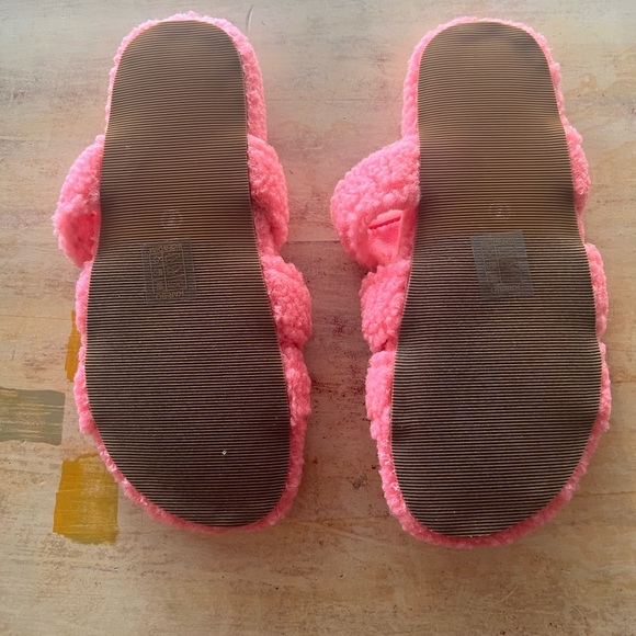 Women’s So Me Pink Slippers, Size 7. - Picture 2 of 6